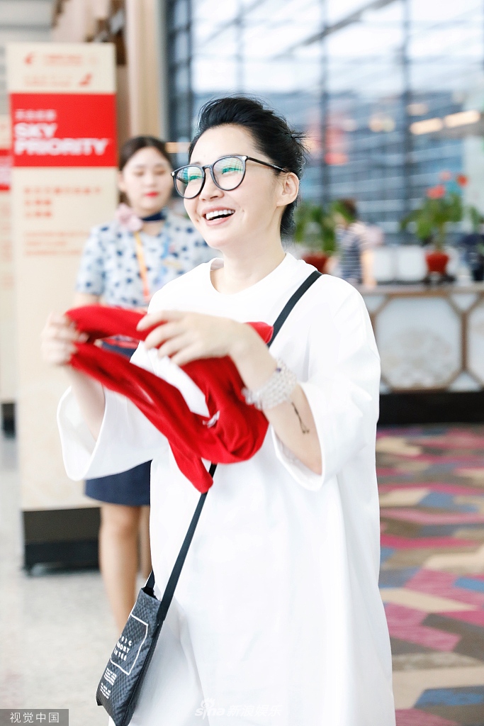 22 08:46:46 1 / 5 新浪娱乐讯 9月21日,上海,许晴现身机场.