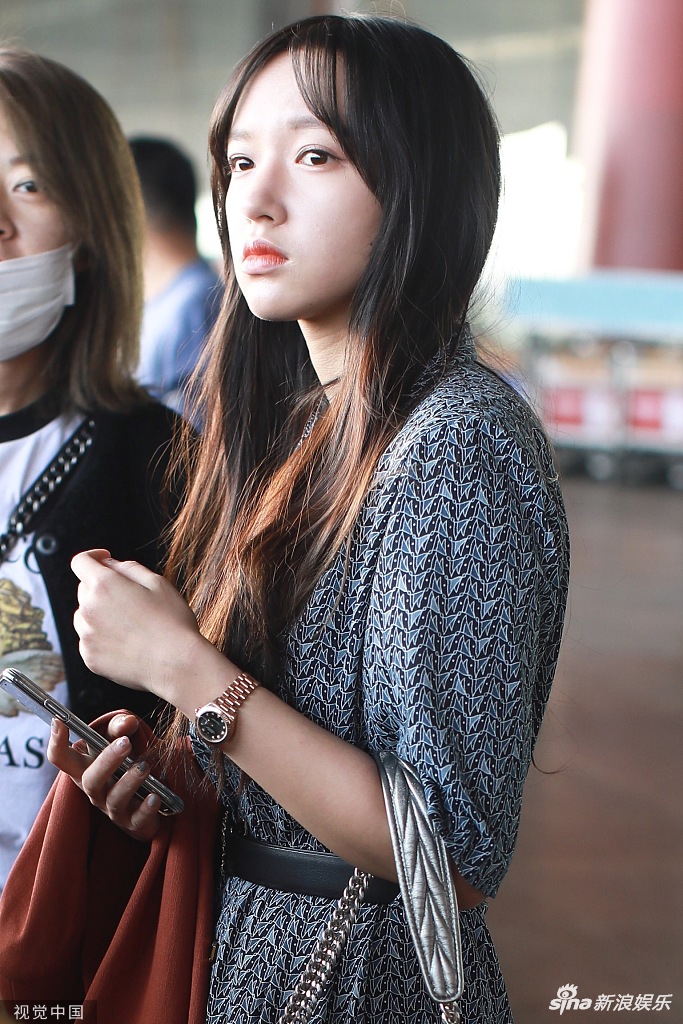 组图:程潇穿长裙现身机场 卷发披肩表情高冷身材纤细