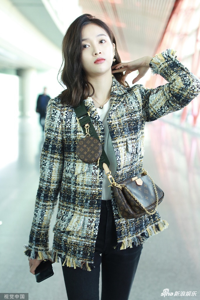 组图:吴宣仪穿小西装亮相机场 单手撩发表情呆萌可盐可甜