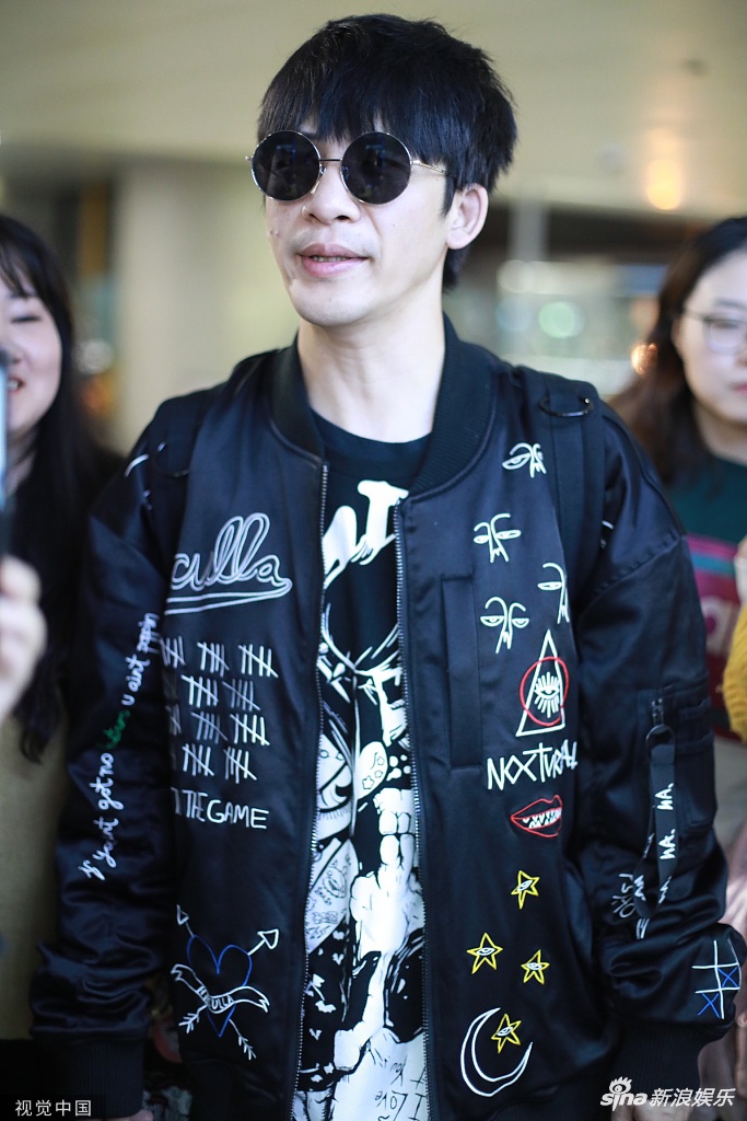 组图:大张伟穿印花t恤亮相潮范十足 获粉丝赠送零食笑容灿烂