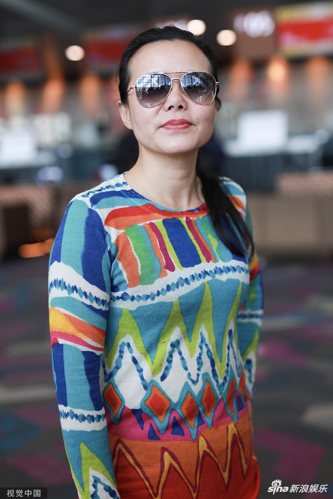 组图44岁龚琳娜穿彩色上衣扎马尾镜头前比心露灿笑状态佳