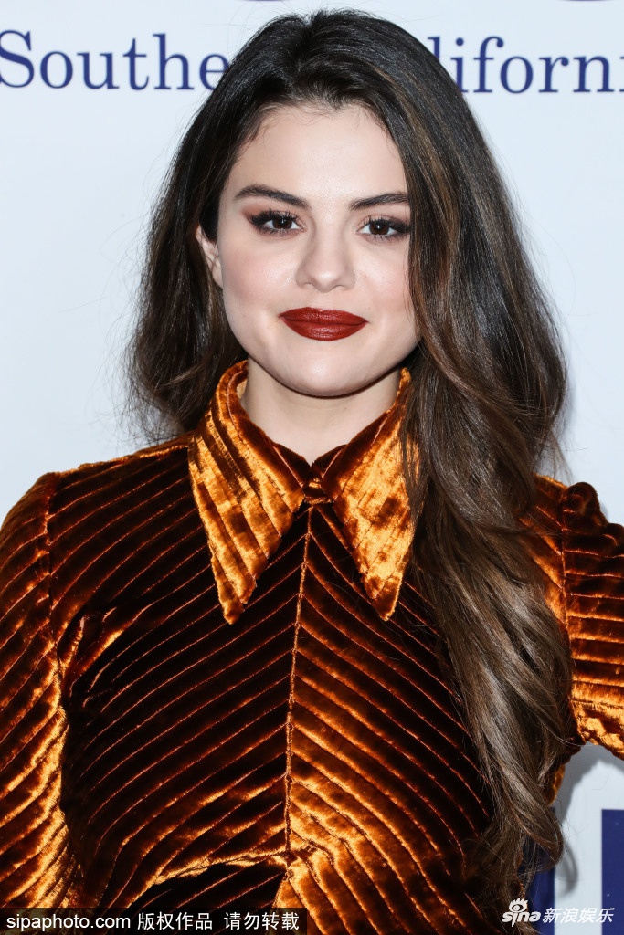 11月18日,赛琳娜·戈麦斯(selena gomez)穿丝绒裙出席活动,卷发披肩