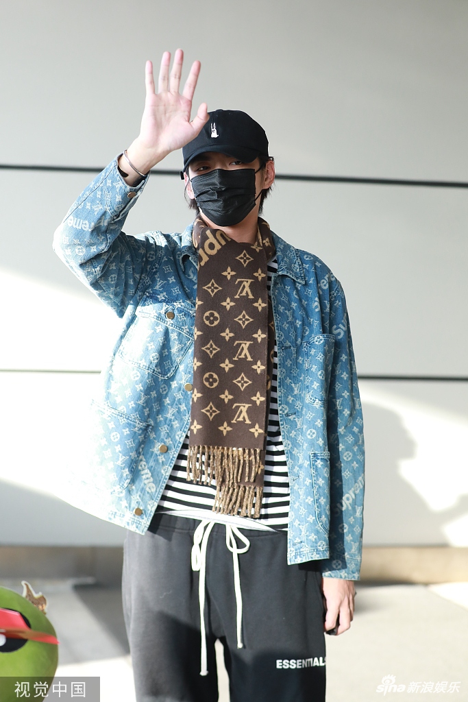 组图:吴亦凡懒理录音事件挥手告别粉丝 系复古围巾示范个性穿搭_高清