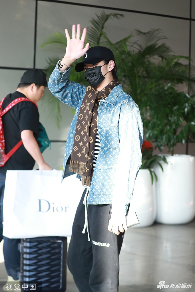 组图:吴亦凡懒理录音事件挥手告别粉丝 系复古围巾示范个性穿搭