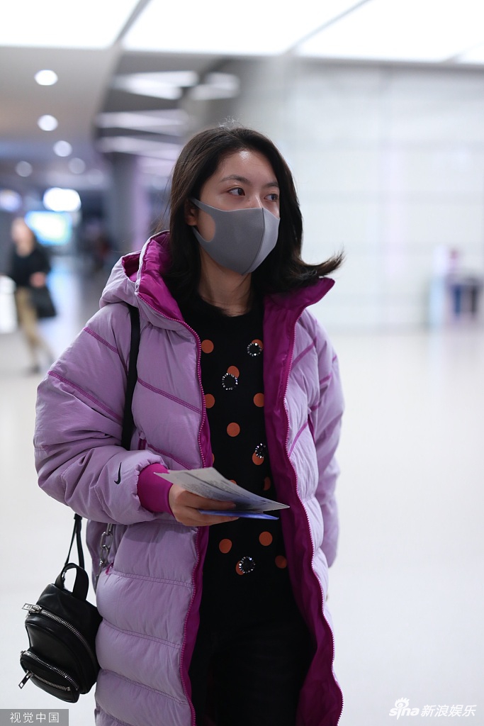 组图:赵今麦穿粉红色羽绒服现身机场 素颜笑容元气似邻家女孩