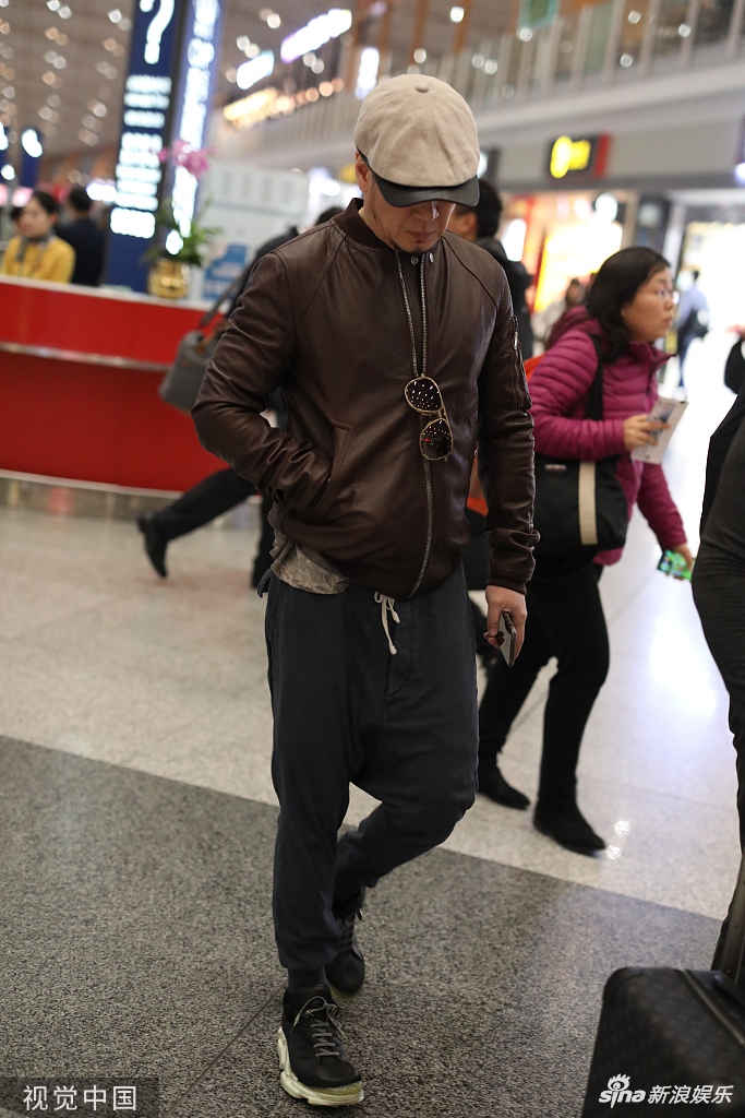 组图:杨坤穿皮衣胸前挂墨镜潮范十足 一路单手插兜低头快走