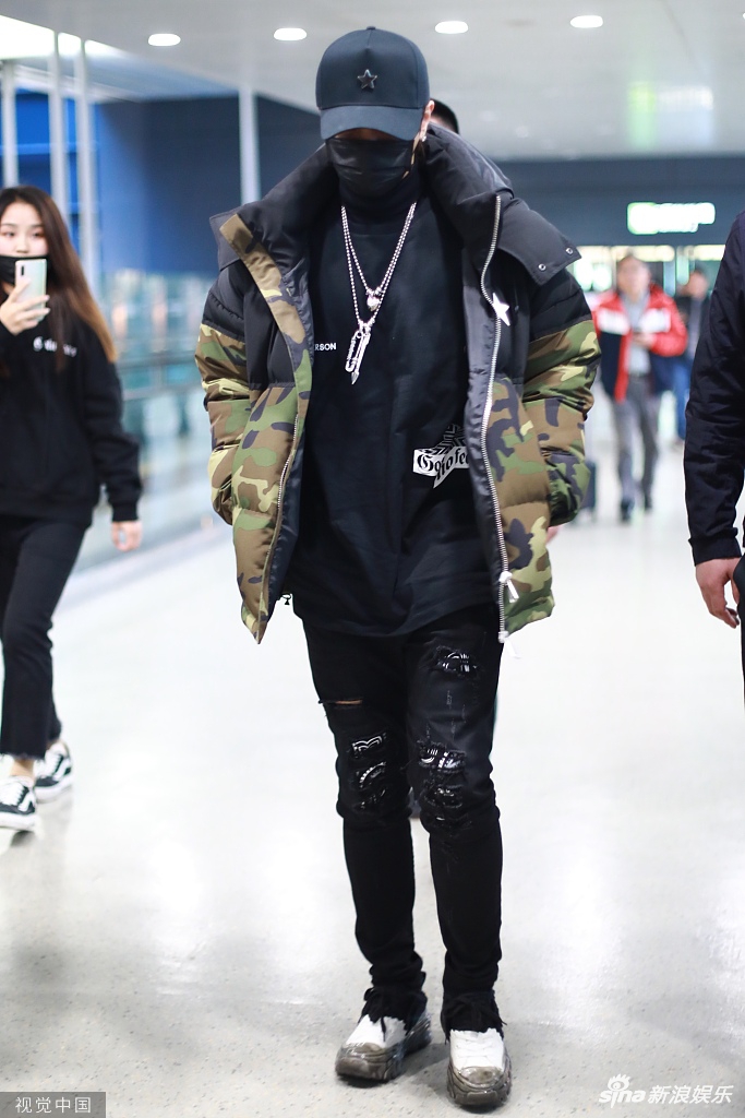 组图:罗志祥机场戴"星星"棒球帽穿破洞裤 走路霸气有型气场十足