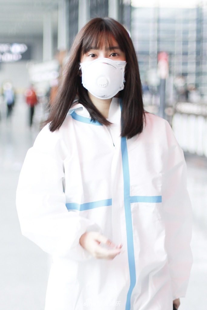 组图:孟子义戴口罩现身机场抬手比耶 齐刘海造型清纯减龄