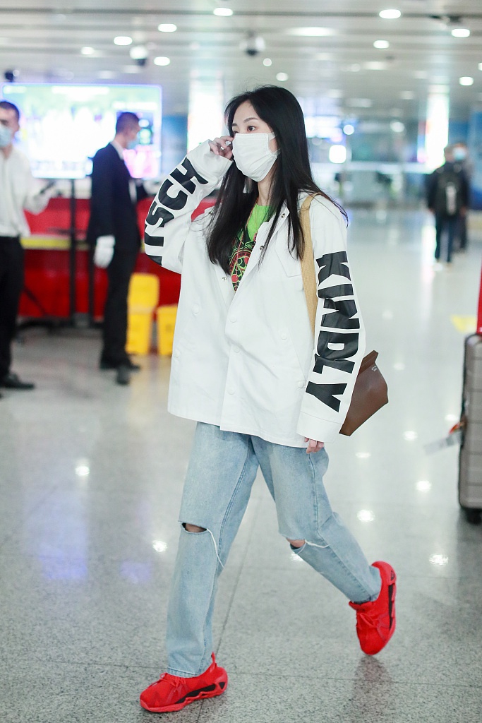 组图:张碧晨穿运动装搭机长发披肩 小红鞋与行李箱撞色吸睛