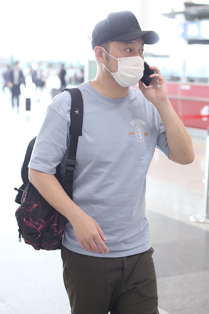 14 13:48:37 1 / 4 新浪娱乐讯 5月14日,沙溢现身北京机场.