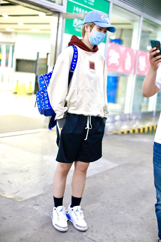 组图:青你2林凡戴棒球帽眉眼清秀 穿短裤双手插兜乖巧帅气