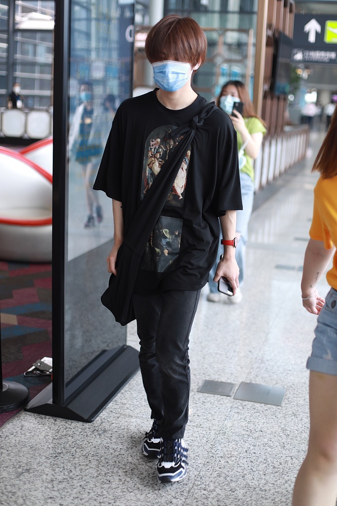 组图:王晨艺锅盖头发型刘海遮眼 系带式背包潮范足彰显个性