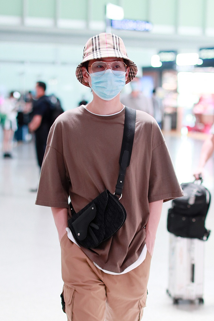 组图:汪苏泷戴金框眼镜斜挎小包潮范足 插兜快走低调有型_高清图集