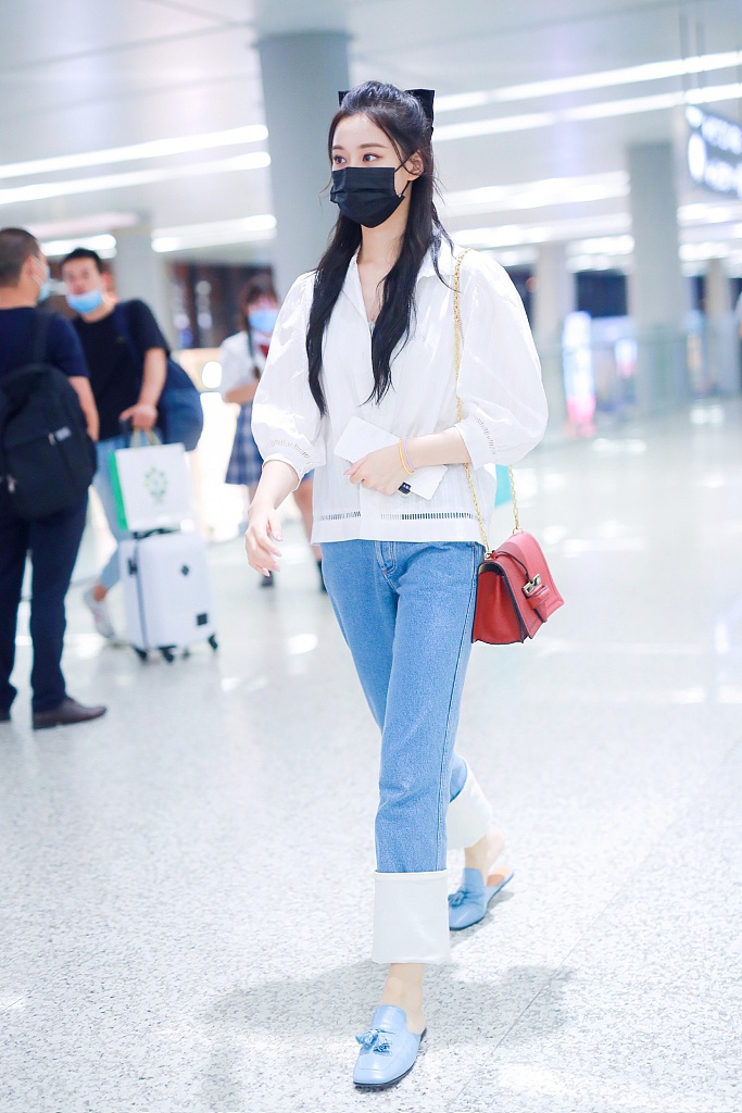 组图:徐艺洋扎公主头戴蝴蝶结现身 穿露脐装搭牛仔裤甜美可爱