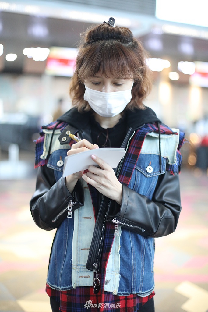 组图浪姐金巧巧妆发齐全现身机场带小圆帽很减龄