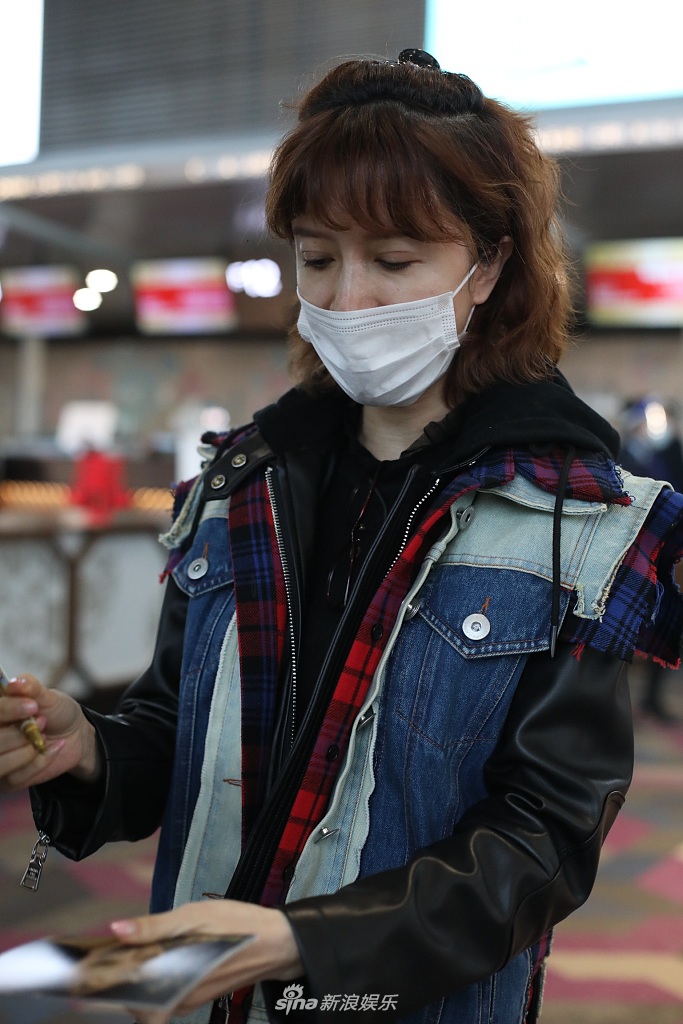 组图:"浪姐"金巧巧妆发齐全现身机场 带小圆帽很减龄