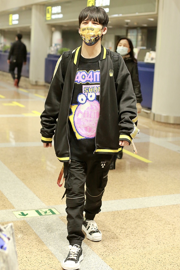 组图:大张伟all black穿搭现身机场 搭卡通印花毛衣时尚超减龄