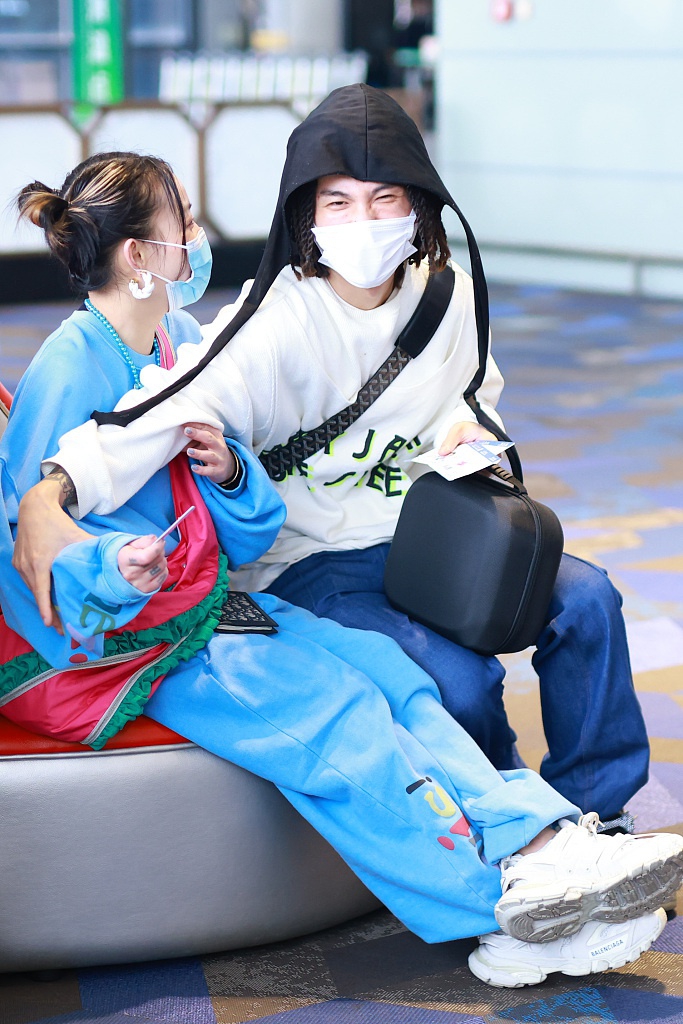 组图:vava与男友孩子王机场同框 一路热聊嬉闹甜蜜撒狗粮