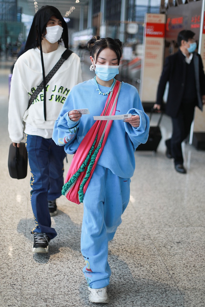 组图vava与男友孩子王机场同框一路热聊嬉闹甜蜜撒狗粮