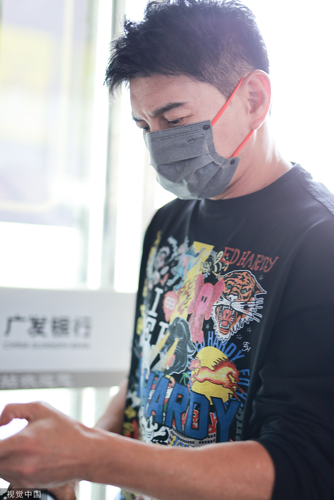 组图:吴奇隆穿印花黑t短发利落减龄 对镜头展示手机浏览页面