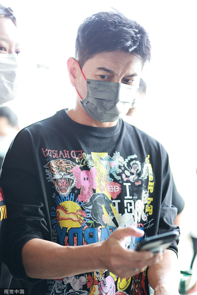 组图:吴奇隆穿印花黑t短发利落减龄 对镜头展示手机浏览页面