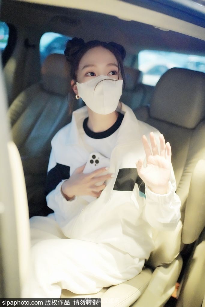 組圖：Jessica鄭秀妍頂雙丸子頭下班 上車揮手與粉絲道別