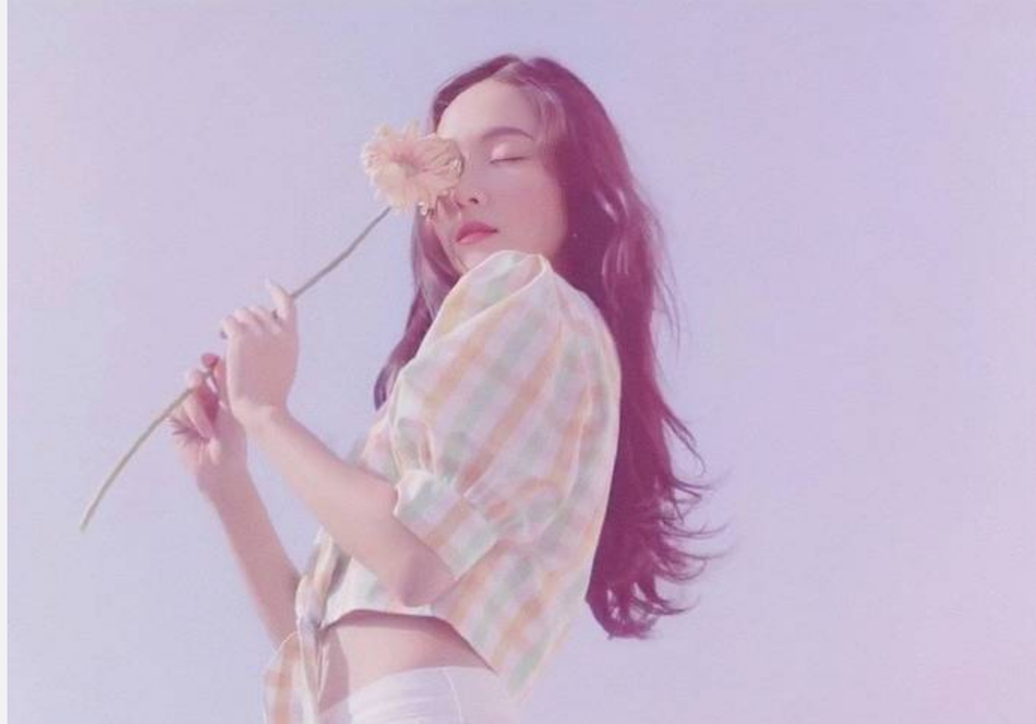 组图：郑秀妍首次公开与妈妈合影 母女两气质出众温柔优雅