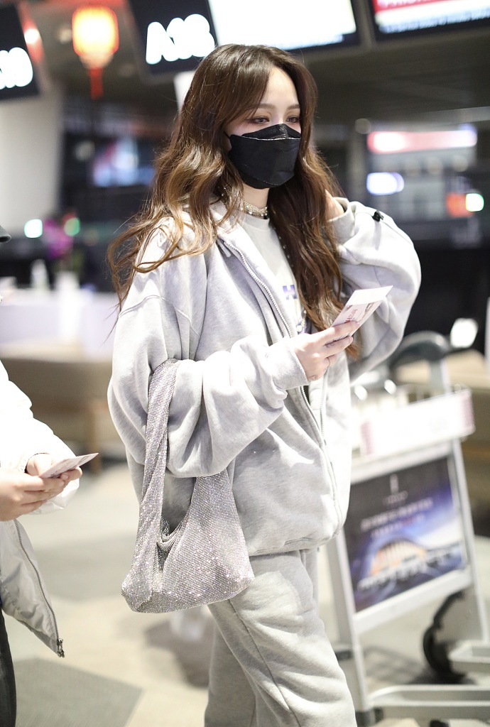 组图:孟佳一袭浅灰穿搭现身机场 眼妆瞩目大波浪长发温柔十足