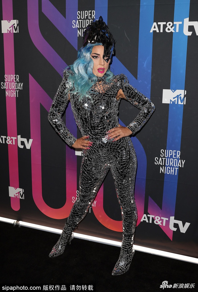 组图:ladygaga穿亮片连体装出席活动 蓝色卷发个性十足