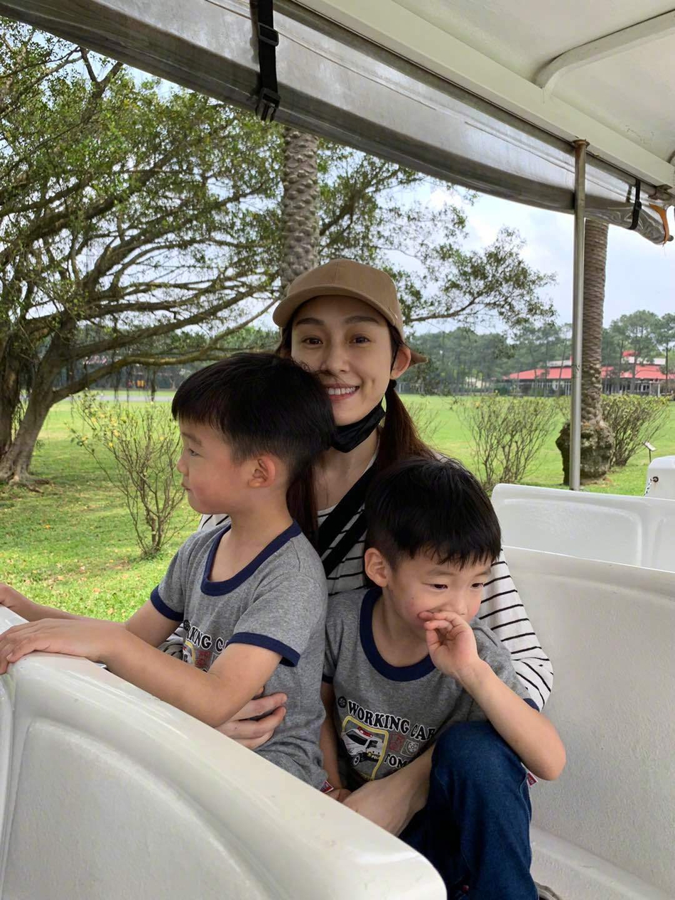 组图范玮琪贾静雯两家一同亲子游一人抱一个娃温馨幸福