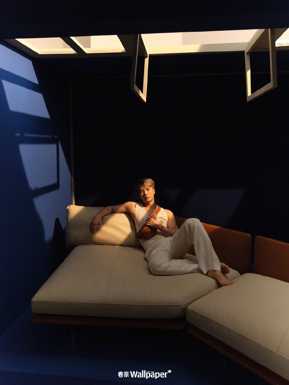 组图:王嘉尔穿无袖背心肌肉线条优越 真空红西装身材健硕吸睛