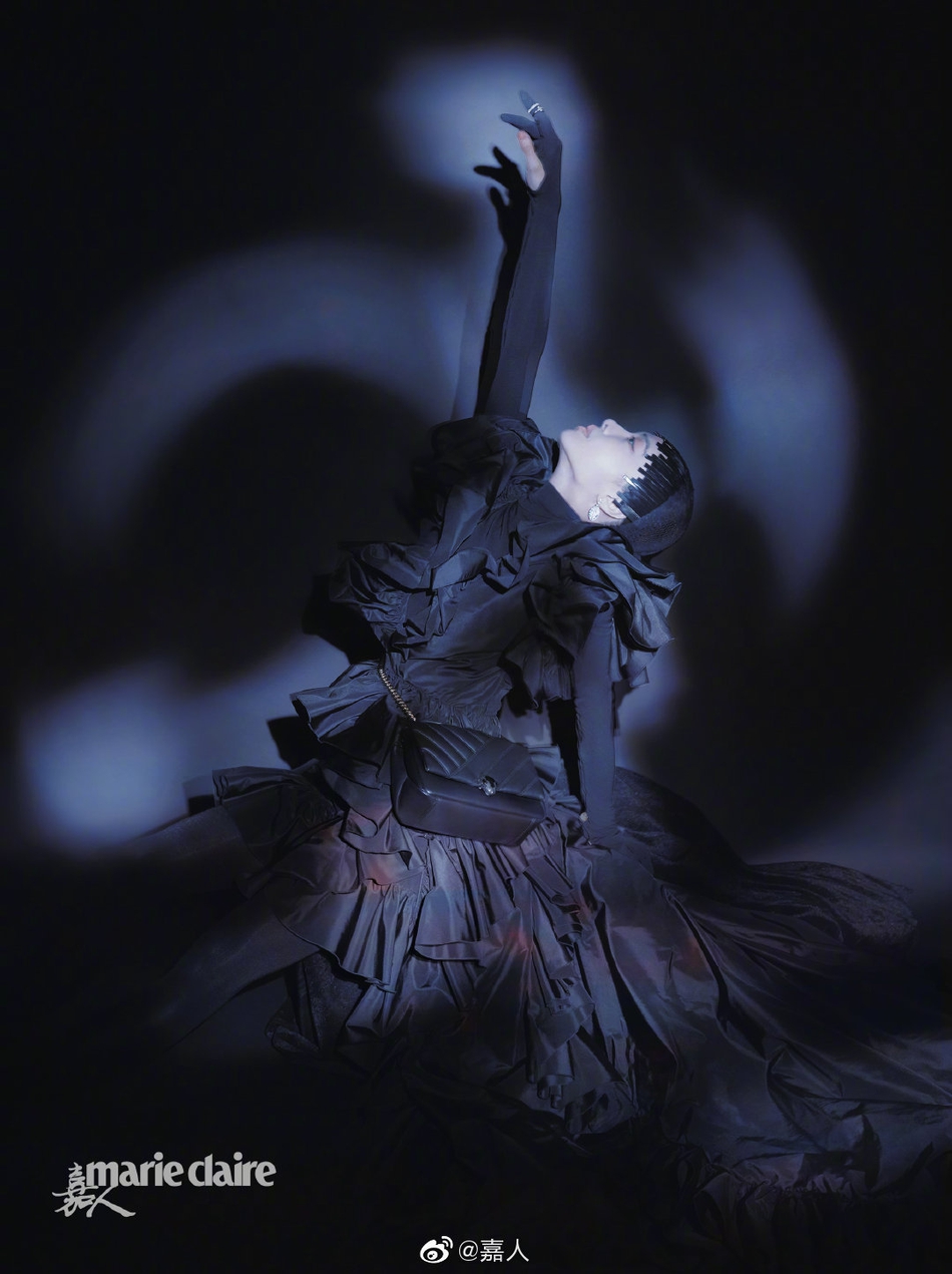组图:蔡依林最新封面大片气场足 迷幻光影下似翩翩起舞