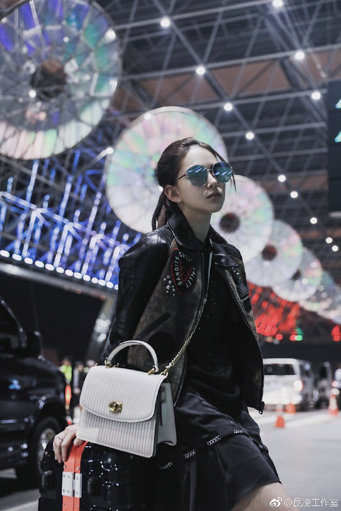 组图:昆凌皮草配碎花现身秀场 深邃双眸紧盯镜头气场足