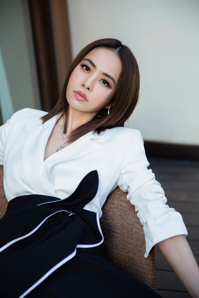 组图:蔡依林高开叉礼服秀长腿细腰 领口微拢事业线若隐若现