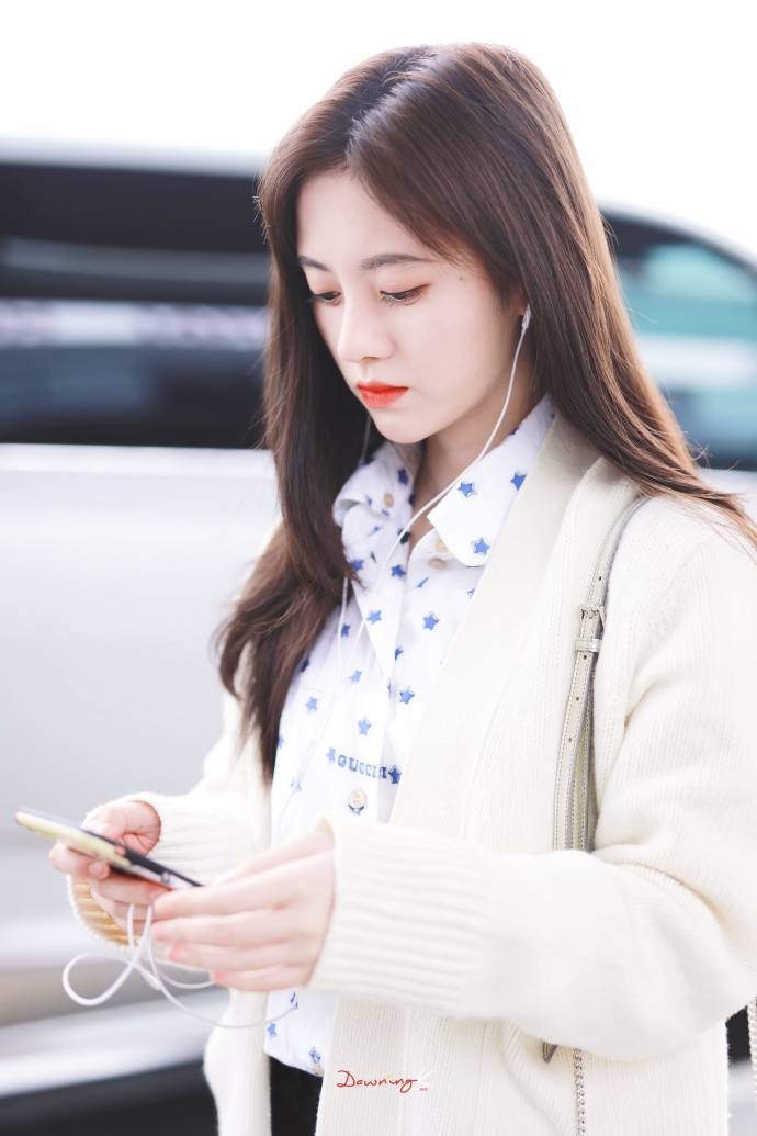 组图鞠婧祎现身机场赶行程肤白貌美笑容呆萌