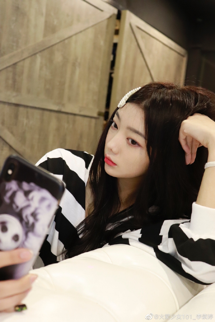 组图:火箭少女李紫婷晒自拍嘟嘴卖萌 皮肤白皙少女感十足_高清图集