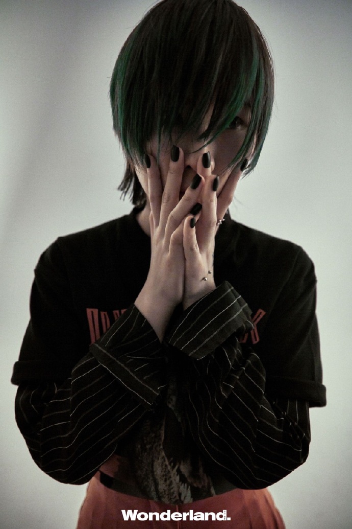 组图窦唯二女儿窦佳嫄拍时尚大片蓝色头发黑西装随性不羁