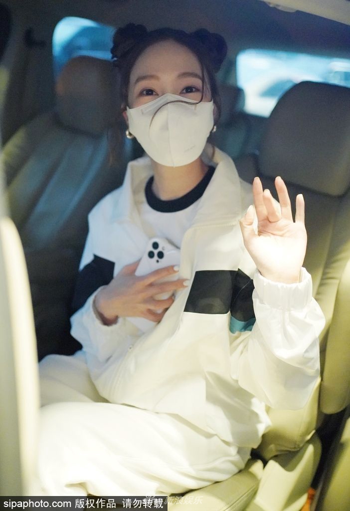 組圖：Jessica鄭秀妍頂雙丸子頭下班 上車揮手與粉絲道別