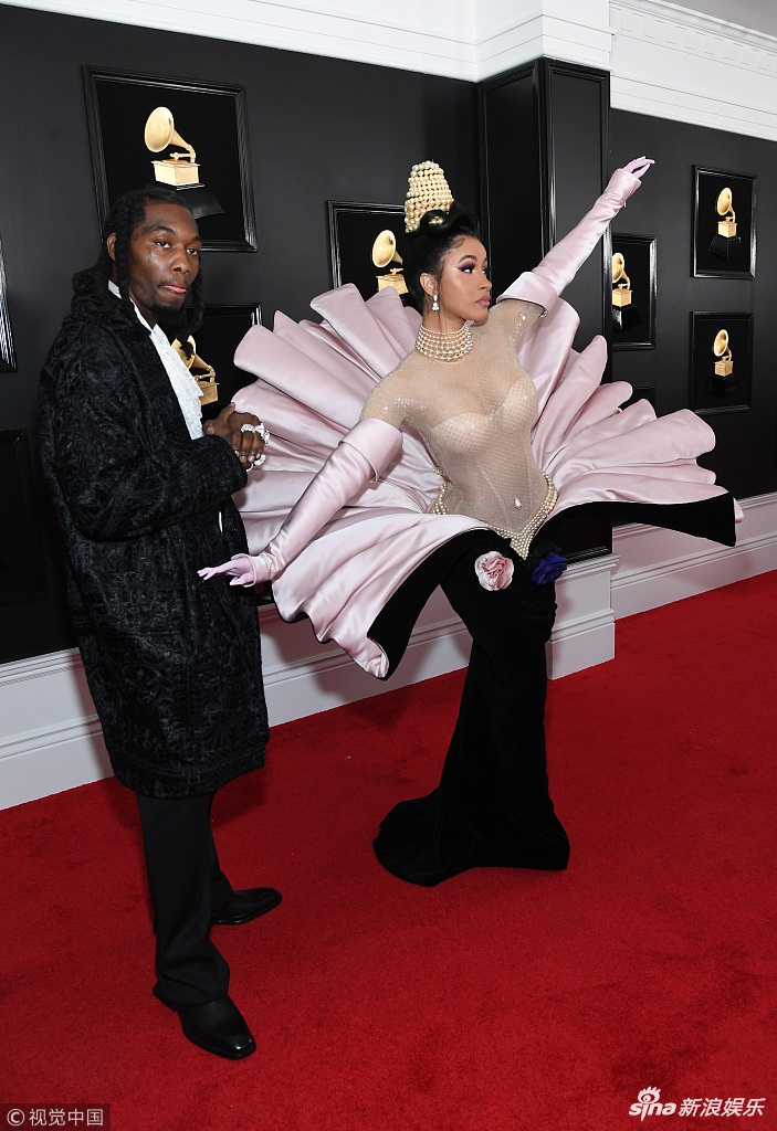 组图:卡迪-b"开花"造型亮相格莱美红毯 与offset亲吻秀恩爱