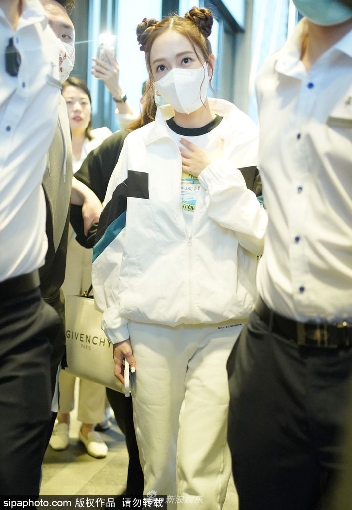 組圖：Jessica鄭秀妍頂雙丸子頭下班 上車揮手與粉絲道別