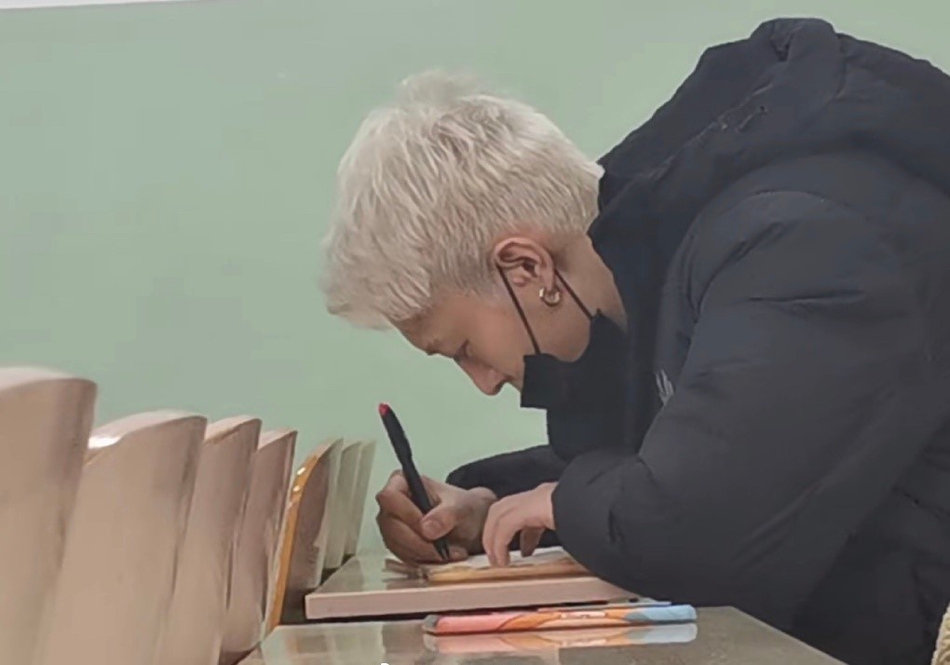 组图:网友学校偶遇卜凡回北服上课 见镜头立马戴上口罩