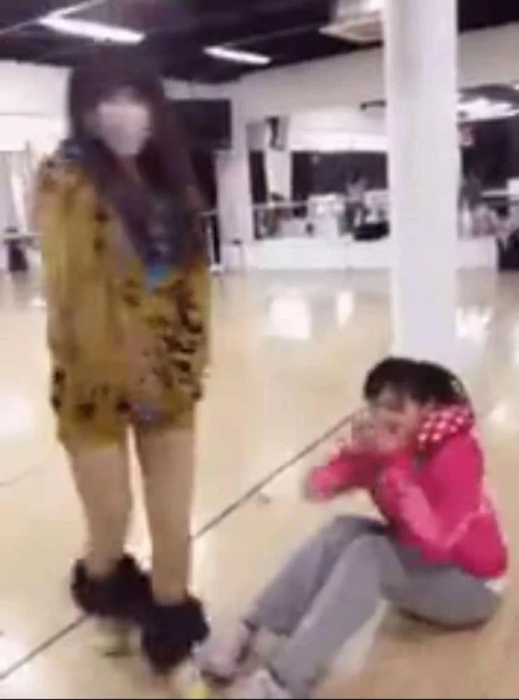 组图:snh48许佳琪录恶搞视频 扒女生裤子后坐地捂嘴偷笑