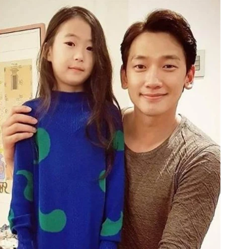组图：Rain金泰熙为二女儿举办1岁生日宴 二人近照曝光状态佳