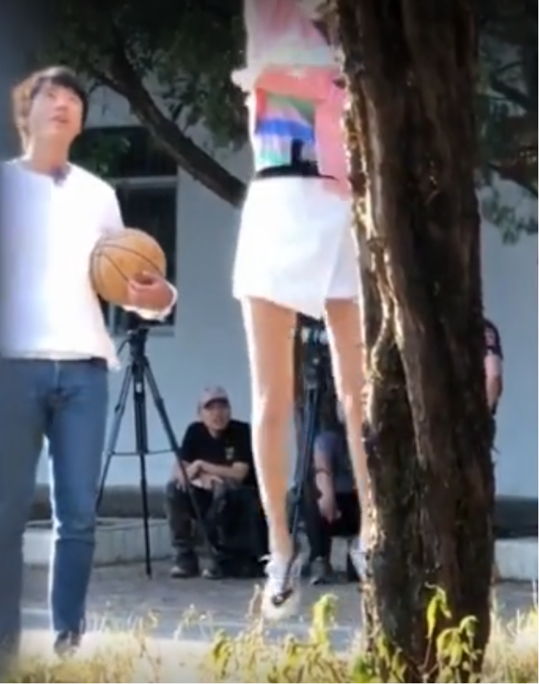 组图:歌手苏见信教19岁女儿打篮球 腿长腰细身高比肩老爸