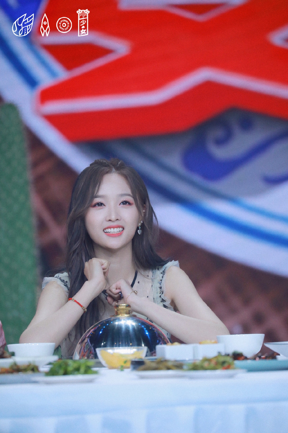 组图:吴宣仪发丝微卷粉嫩甜美 对镜wink俏皮活泼大秀美腿