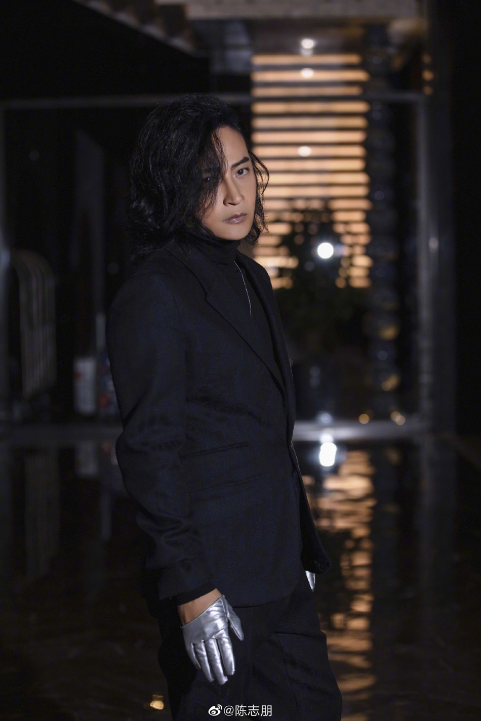 组图陈志朋穿全黑西服戴银色手套留偏分中长发演绎英伦风时尚
