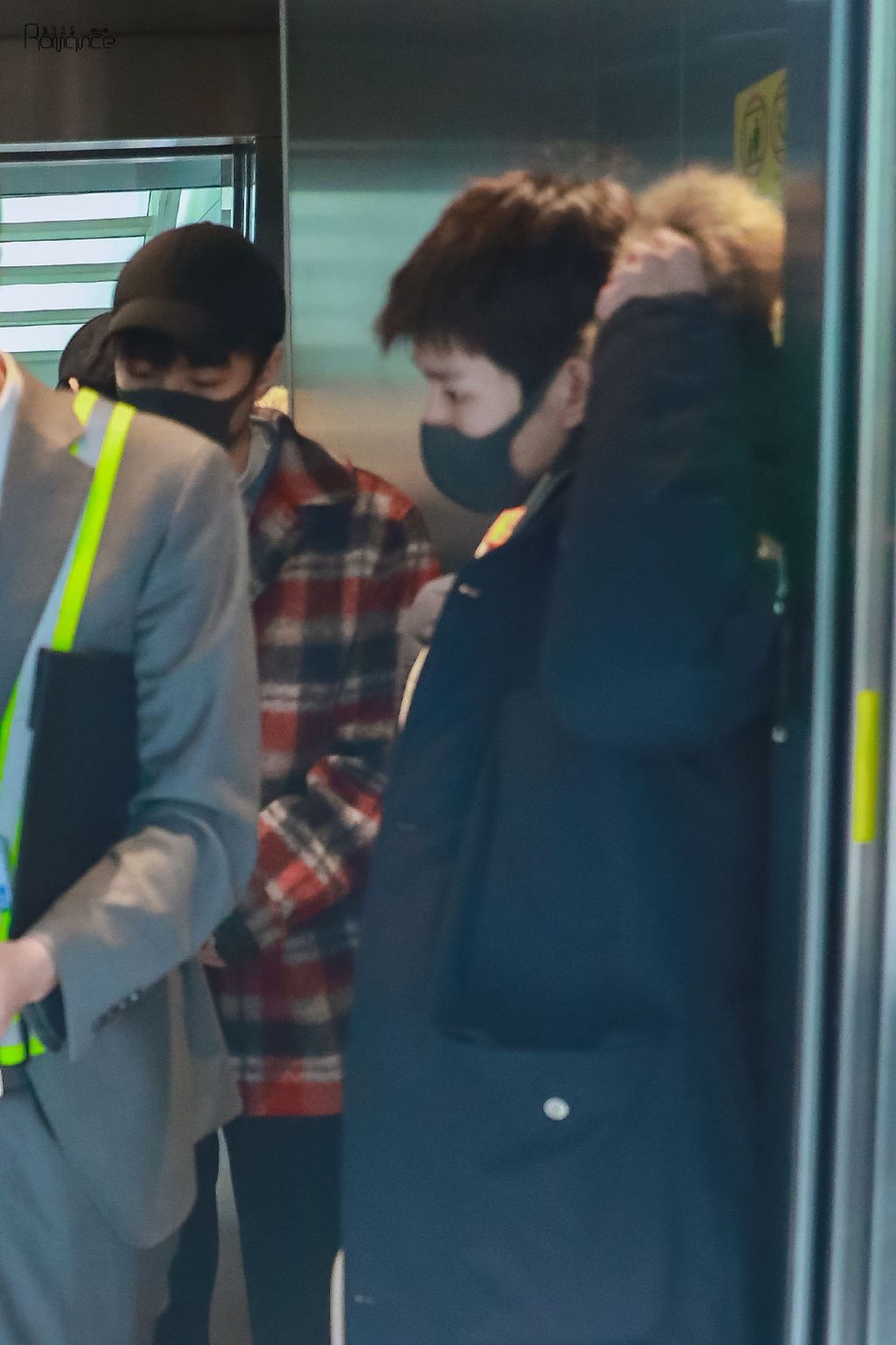 组图:王俊凯王源再现双人机场 包裹严实戴同款口罩一前一后走