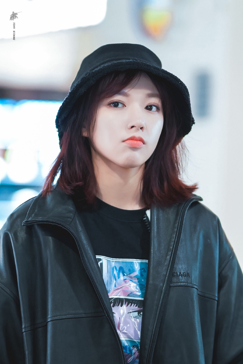 组图:程潇剪短发似邻家女孩 穿黑色皮夹克随手撩发可盐可甜