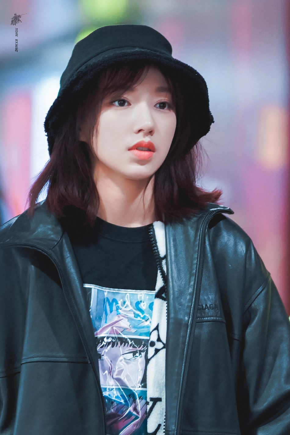 组图:程潇剪短发似邻家女孩 穿黑色皮夹克随手撩发可盐可甜