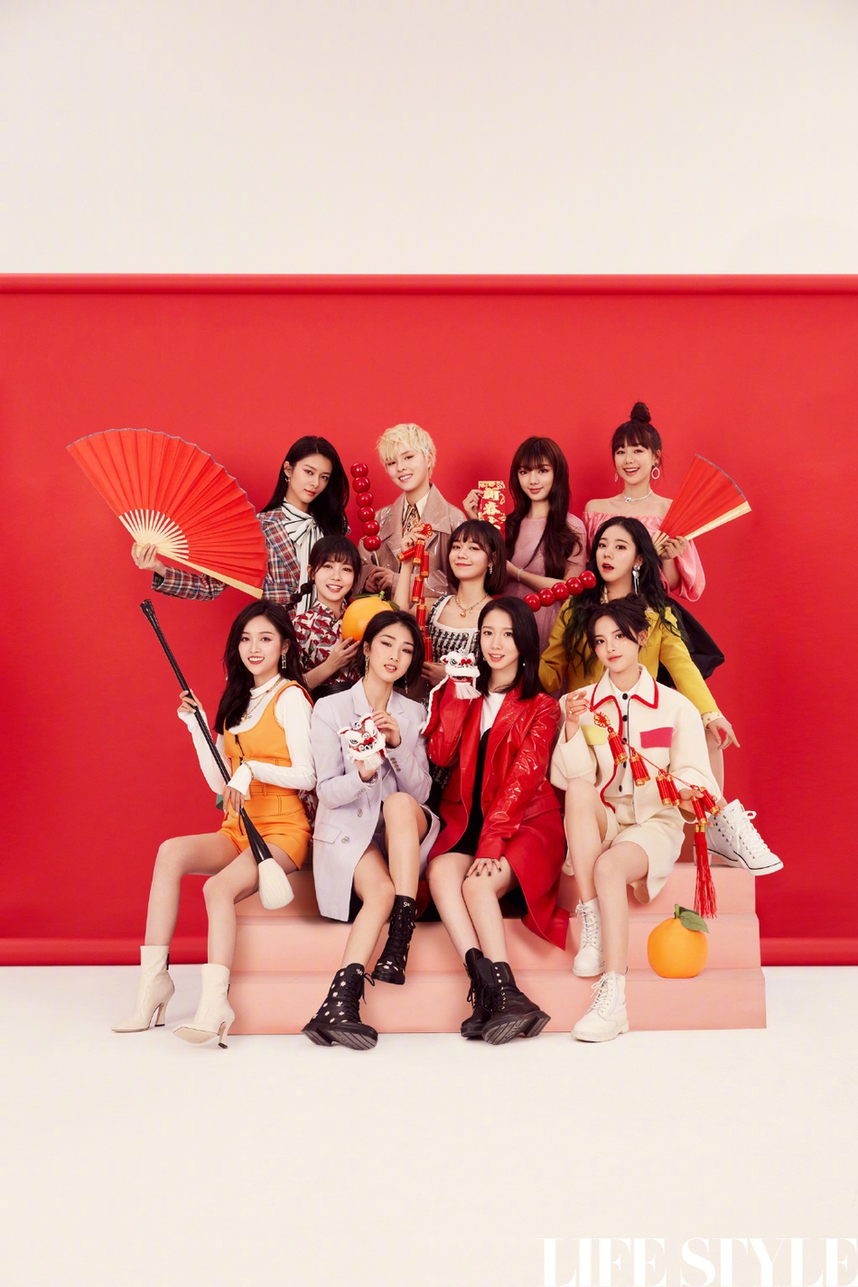 组图:火箭少女101最新写真年味十足 举春联红扇甜笑吃糖_高清图集_新